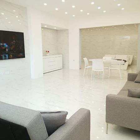 Elegant Basement Suite オロゼーイ エクステリア 写真