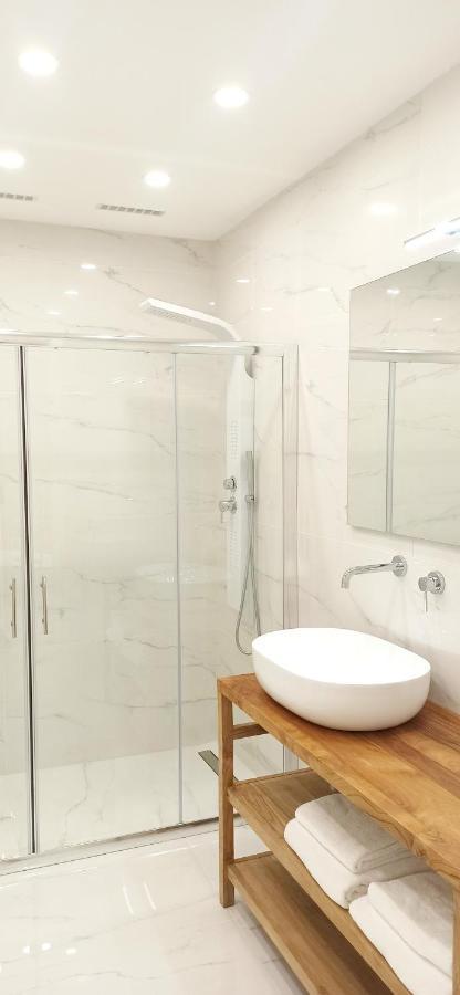 Elegant Basement Suite オロゼーイ エクステリア 写真