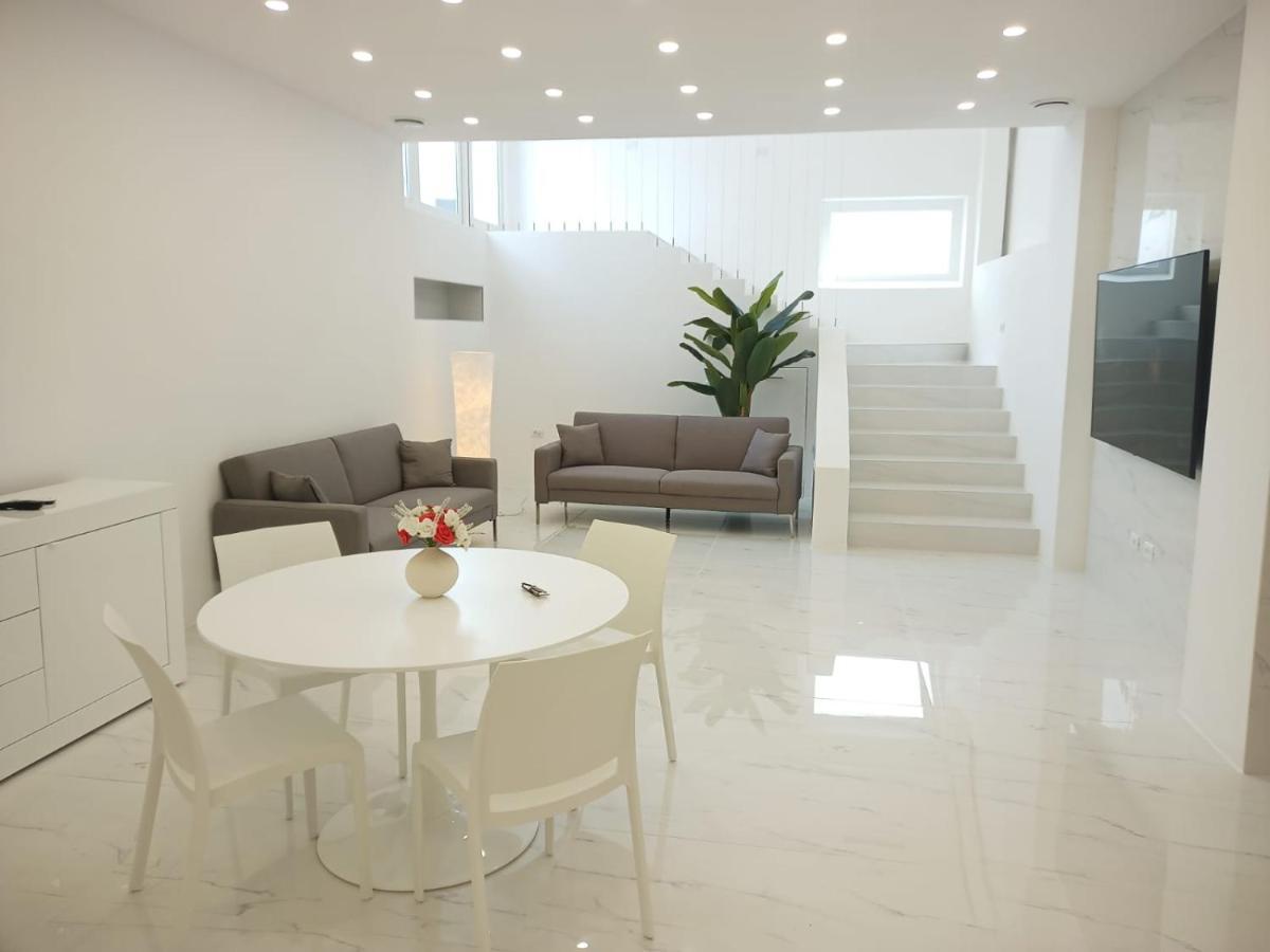 Elegant Basement Suite オロゼーイ エクステリア 写真
