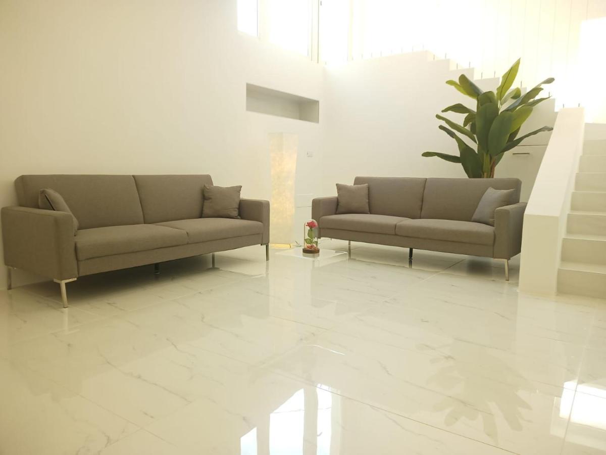 Elegant Basement Suite オロゼーイ エクステリア 写真