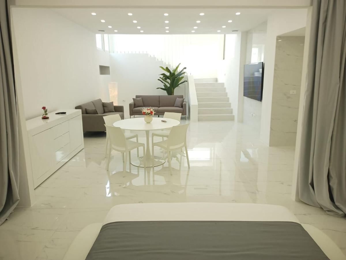 Elegant Basement Suite オロゼーイ エクステリア 写真