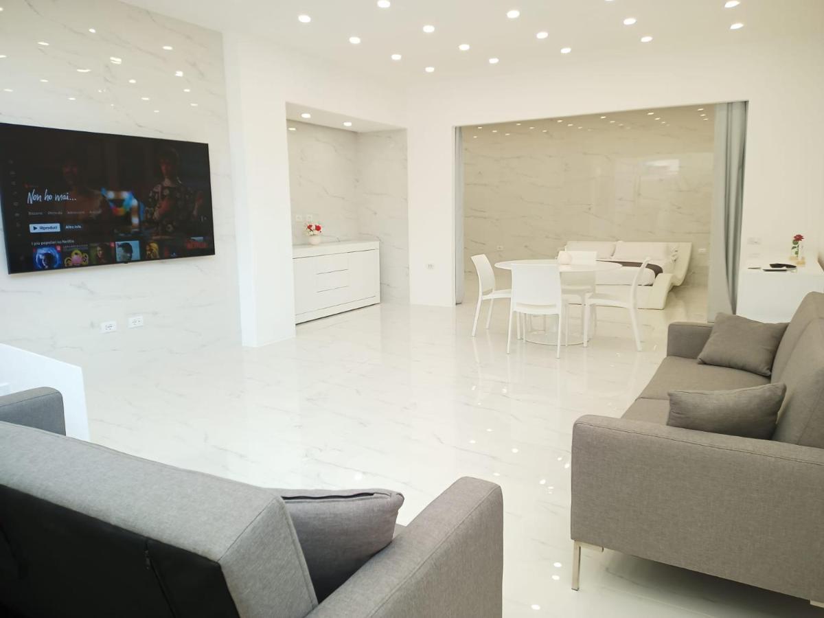 Elegant Basement Suite オロゼーイ エクステリア 写真