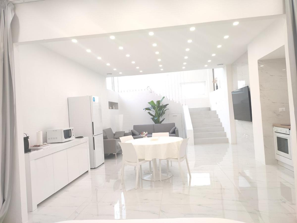 Elegant Basement Suite オロゼーイ エクステリア 写真