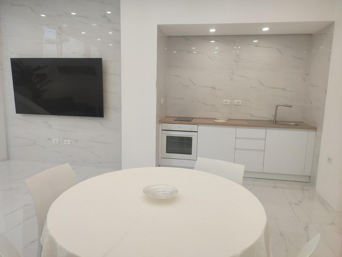 Elegant Basement Suite オロゼーイ エクステリア 写真