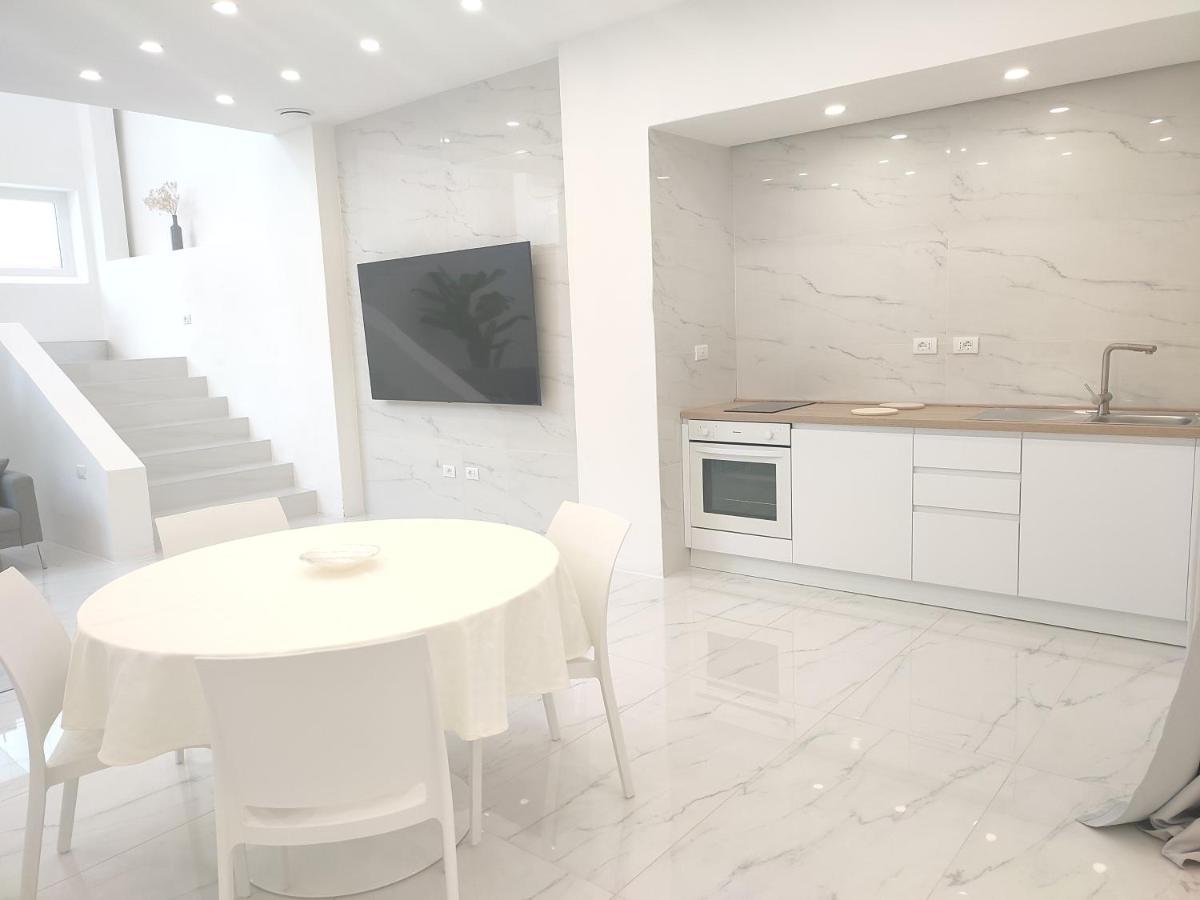 Elegant Basement Suite オロゼーイ エクステリア 写真