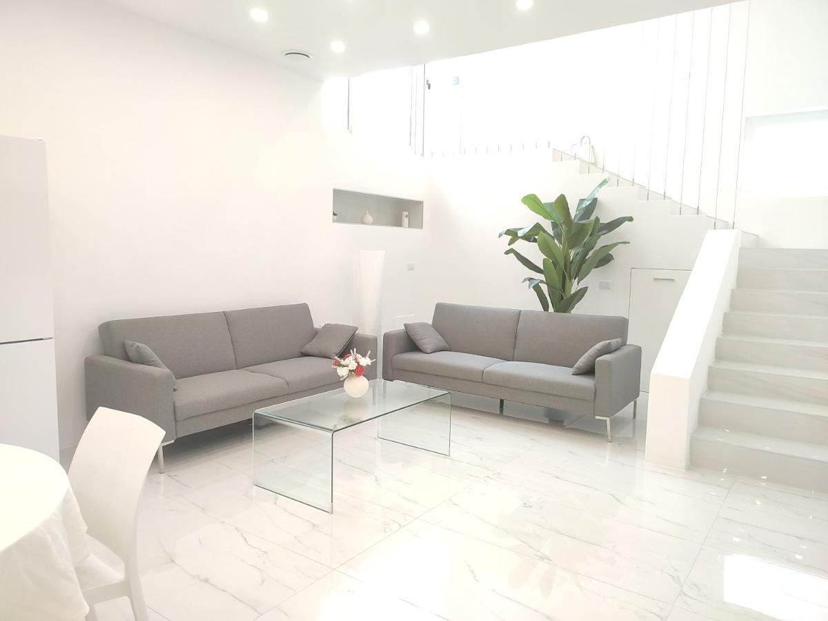 Elegant Basement Suite オロゼーイ エクステリア 写真